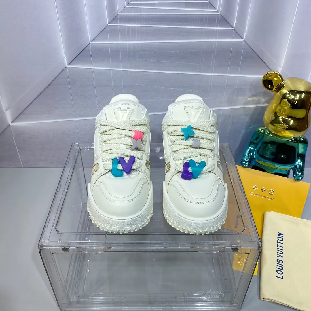 👟👟Ex-factory price 840 𝙇𝙑 𝟐𝟎𝟐4/𝐒𝐒 𝐧𝐞𝐰 Louis Vuitton catwalk skateboard shoes are popular, LOUIS VUITTON Trainer is undoubtedly one of the most successful Sneakers launched by luxury brands, but the pace of exploration will not stop. LOUISVUITTON will also bring a new series of skateboard shoes in the spring of 2023. The new series in the picture returns to the 90s Chunky Skate Shoes bread shoes, with leather and mesh uppers. The fat silhouette and thick shoelaces are very eye-catching. It is expected to have quite a few colors like the Trainer. Judging from the previous DIOR show skate shoes, this chunky style may be even stronger next year. Size: Female 35-40 Male 39-46